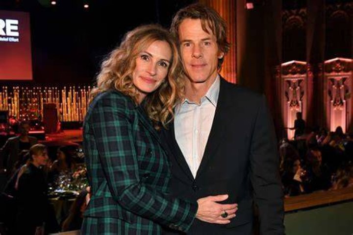 Julia Roberts husbands: Who are Julia Roberts' ex and current husbands? 1 Daniel Modler and Julia Roberts