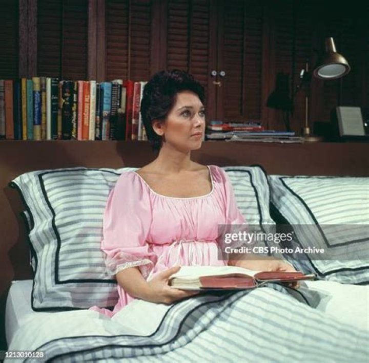 Emily (Suzanne Pleshette) listens to Howard (Bill Daily)