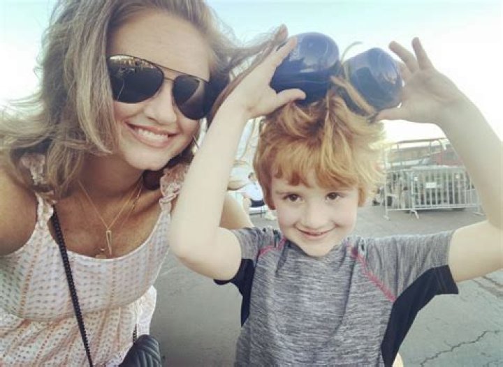 Does Lindy Thackston have children? 1 Lindy Thackston