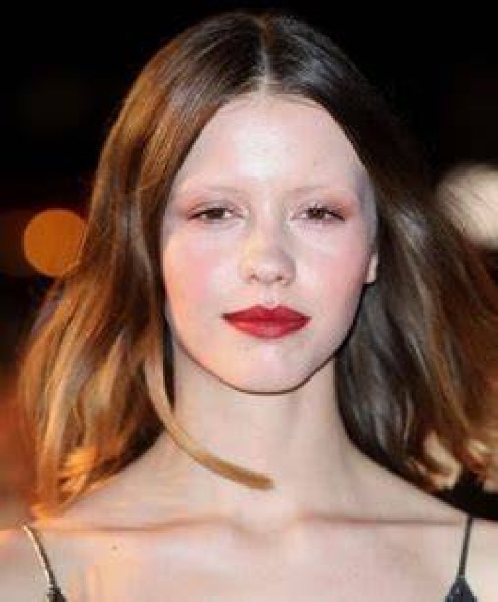 Mia Goth Bra Size, Age, Weight, Height, Measurements