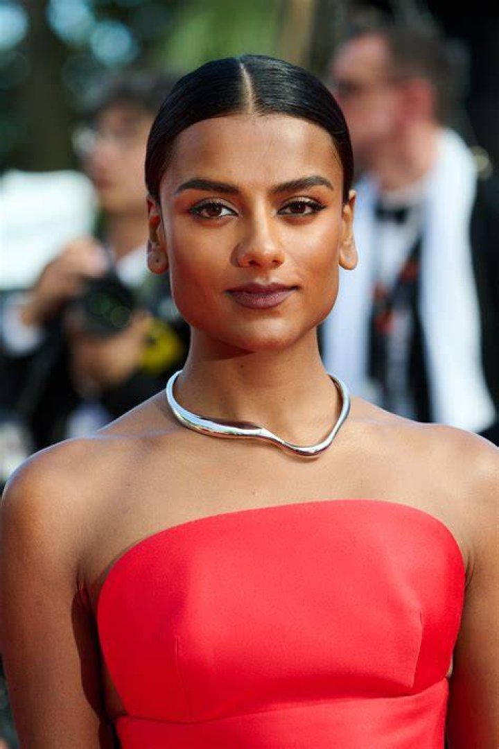 Simone Ashley boyfriend: Is Simone Ashley dating Jonathan Bailey? 1 Simone Ashley